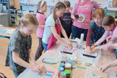 14.-4.-2025-2.B-Umelecky-festival-1.-stupne-malovani-penou-1