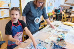 14.-4.-2025-2.B-Umelecky-festival-1.-stupne-malovani-penou-10