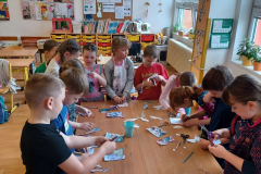 14.-4.-2025-2.B-Umelecky-festival-1.-stupne-malovani-penou-12
