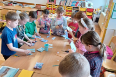14.-4.-2025-2.B-Umelecky-festival-1.-stupne-malovani-penou-16