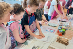 14.-4.-2025-2.B-Umelecky-festival-1.-stupne-malovani-penou-2