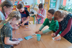 14.-4.-2025-2.B-Umelecky-festival-1.-stupne-malovani-penou-6