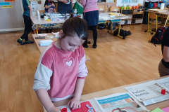 14.-4.-2025-2.B-Umelecky-festival-1.-stupne-malovani-penou-9