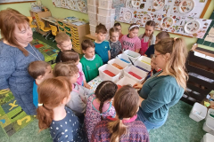 14.-4.-2025-2.B-Umelecky-festival-1.-stupne-vyroba-rucniho-papiru-15