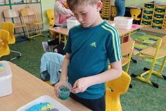 14.-4.-2025-2.B-Umelecky-festival-1.-stupne-vyroba-rucniho-papiru-38