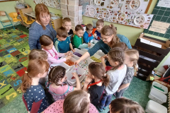 14.-4.-2025-2.B-Umelecky-festival-1.-stupne-vyroba-rucniho-papiru-8