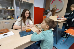 19.-12.-2024-2.B-Fyzikalni-cirkus-28