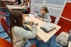 19.-12.-2024-2.B-Fyzikalni-cirkus-32
