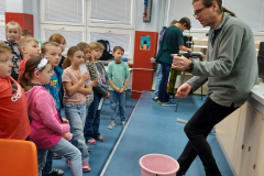 19.-12.-2024-2.B-Fyzikalni-cirkus-47