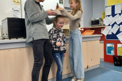 19.-12.-2024-2.B-Fyzikalni-cirkus-49