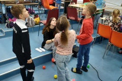 19.-12.-2024-2.B-Fyzikalni-cirkus-56