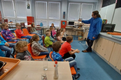 19.-12.-2024-2.B-Fyzikalni-cirkus-83