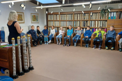 23.-10.-2024-2.B-Pasovani-na-Rytire-ctenarskeho-radu-v-Mestske-knihovne-1