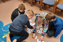 23.-10.-2024-2.B-Pasovani-na-Rytire-ctenarskeho-radu-v-Mestske-knihovne-16