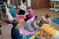 23.-10.-2024-2.B-Pasovani-na-Rytire-ctenarskeho-radu-v-Mestske-knihovne-25