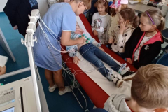 9.-5.-2024-1.B-Moje-maminka-lekarka-muj-tatinek-zachranar-44