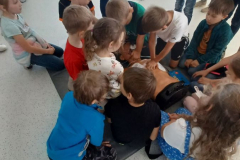 9.-5.-2024-1.B-Moje-maminka-lekarka-muj-tatinek-zachranar-60