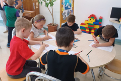 9.-5.-2024-1.B-Moje-maminka-lekarka-muj-tatinek-zachranar-94