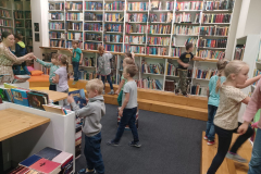 10.-10.-2023-1.B-Seznameni-se-skolni-knihovnou-7